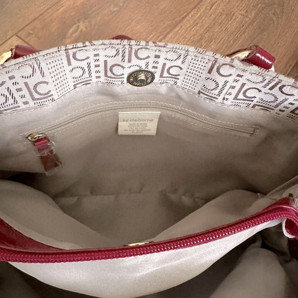 Liz Claiborne Handbag with Red Trim. Excellent condition. - Picture 6 of 11